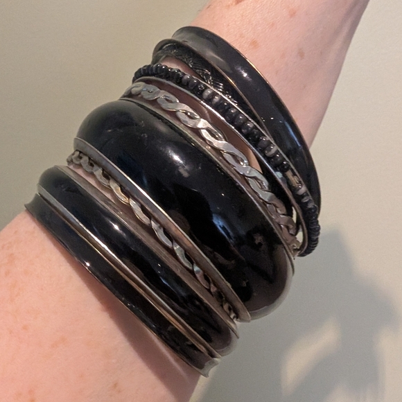 Elegant Black and Silver Bangle Set - Picture 5 of 6
